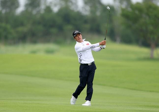 나병관이 아이언샷을 날리고 있다. /사진=KPGA 제공