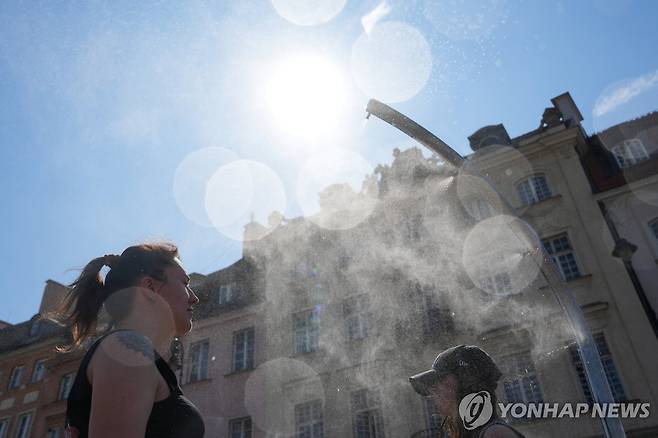 유럽 폭염 (바르샤바 로이터=연합뉴스) 3일(현지시간) 더위 식히는 폴란드 시민들. 2025.07.04