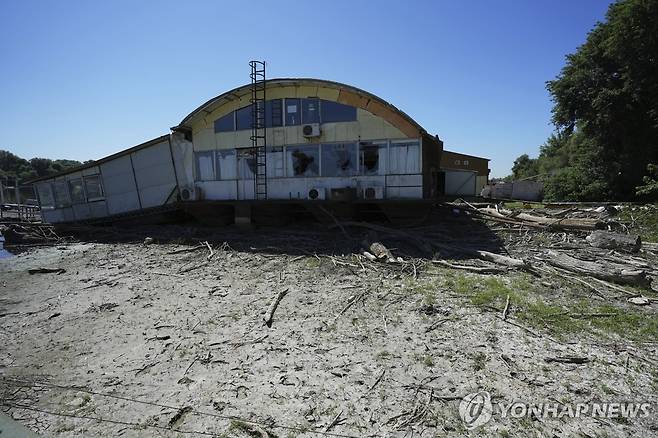 세르비아 가뭄으로 말라버린 강물 (벨그라드 AP=연합뉴스) 3일(현지시간) 가뭄으로 강물이 말라 선상 레스토랑이 땅 위에 올라와 있다. 2025.07.04