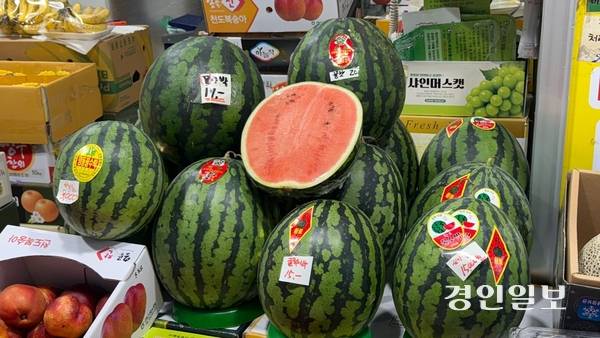 수원시내 한 전통시장 청과가게에 수박이 진열돼 있다. 2025.7.2 /윤혜경기자 hyegyung@kyeongin.com
