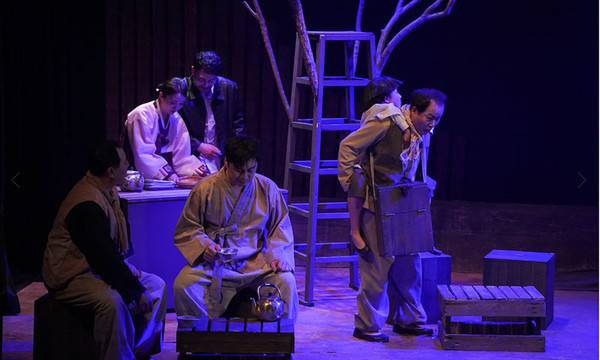 '제43회 대한민국연극제 인천'이 5일 상상플랫폼에서 열리는 개막식을 갖고 오는 27일까지 열린다. 인천은 이번 연극제에 극단 한무대의 창작극 '남생이'를 무대에 올린다.<사진은 남생이의 한 장면>