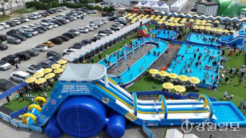◇5일 송암스포츠타운 에어돔 인근 특설행사장에서 개장한 2025 춘천썸머워터페스티벌에서 시민들이 물놀이하며 더위를 식히고 있다. 썸머 워터 페스티벌은 다음달 3일까지 이어지며 평일은 10~17시까지 주말은 10시~20시까지 열린다. 신세희기자