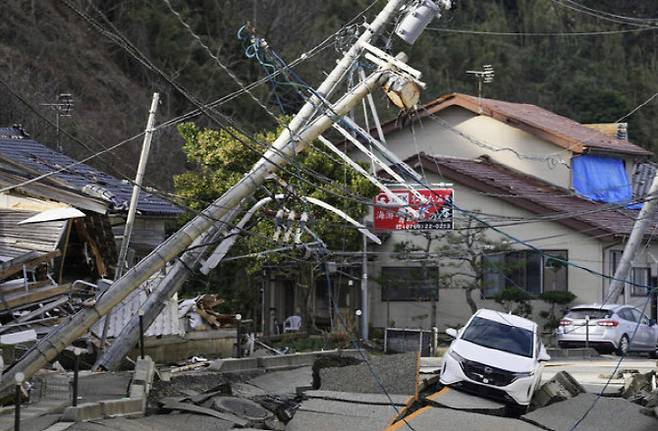 지난 2024년 1월 5일 일본 이시카와현 와지마에서 발생한 지진으로 파손된 도로. (사진=뉴시스)