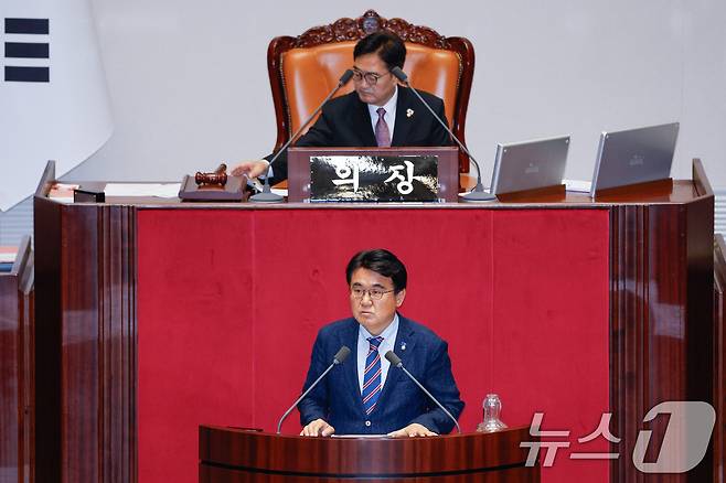 황운하 조국혁신당 의원이 4일 오후 서울 여의도 국회에서 열린 제426회국회(임시회) 제5차 본회의에서 2025년도 제2회 추가경정예산안 관련 토론을 하고 있다. 2025.7.4/뉴스1 ⓒ News1 안은나 기자