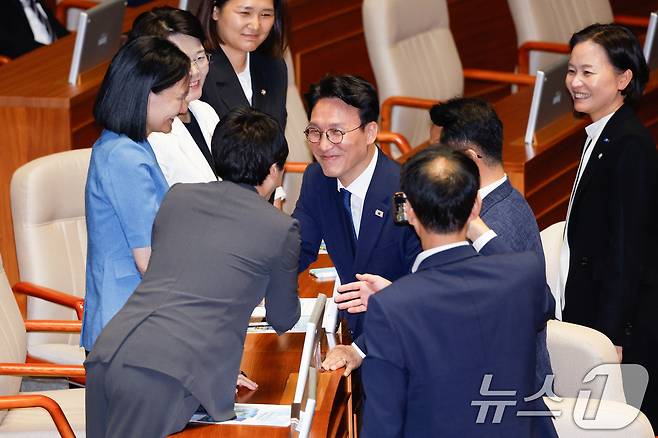 김민석 신임 국무총리가 4일 오후 서울 여의도 국회에서 열린 제426회 국회(임시회) 제5차 본회의에서 전진숙 더불어민주당 의원과 악수하고 있다. 2025.7.4/뉴스1 ⓒ News1 안은나 기자