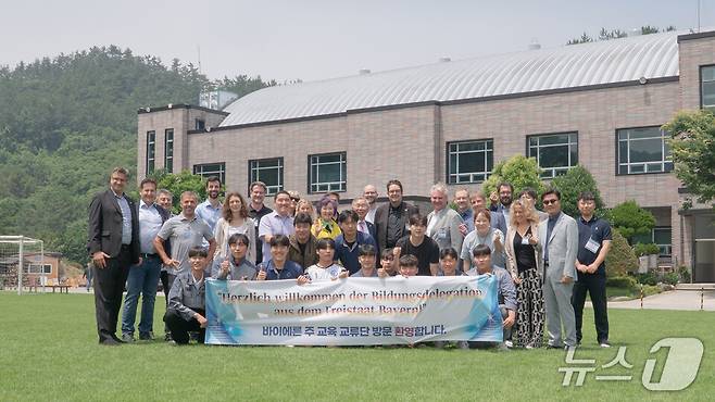 목포중앙고를 방문한 독일 '바트아이블링 직업학교' 교사들이 기념사진을 찍고 있다. (전남도교육청 제공, 재판매 및 DB 금지)/뉴스1