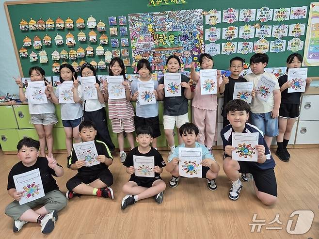 해남동초등학교 학생들이 다문화 이해 행사를 가진 뒤 기념사진을 찍고 있다.(전남도교육청 제공, 재판매 및 DB 금지)/뉴스1