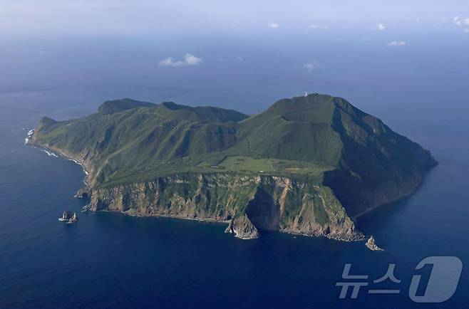 일본 가고시마현 도카라 열도의 일부분인 아쿠세키 섬의 항공사진. 2025.7.4 ⓒ 로이터=뉴스1 ⓒ News1 강민경 기자