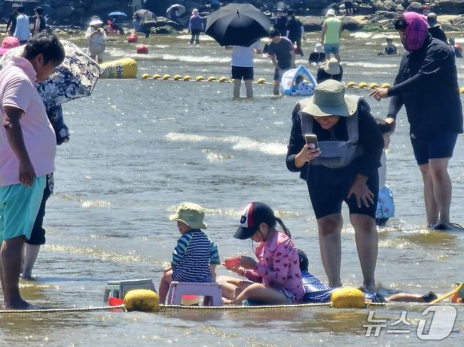 5일 낮 부산 다대포 해수욕장을 찾은 피서객들이 물놀이를 즐기고 있다. 2025.7.5 ⓒ 뉴스1 박민석 기자