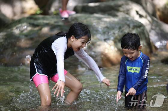 폭염특보가 발효된 5일 오전 광주 북구 금곡동 무등산 원효사 계곡을 찾은 피서객이 계곡 물에 발을 담그며 더위를 식히고 있다. 2025.7.5/뉴스1 ⓒ News1 박지현 기자