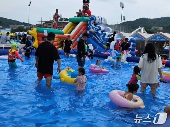 3일 낮 춘천 송암스포츠타운 특설 경기장에서 열리는 썸머워터페스티벌에서 시민들이 물놀이를 하고 있다.205.7.5 한귀섭 기자