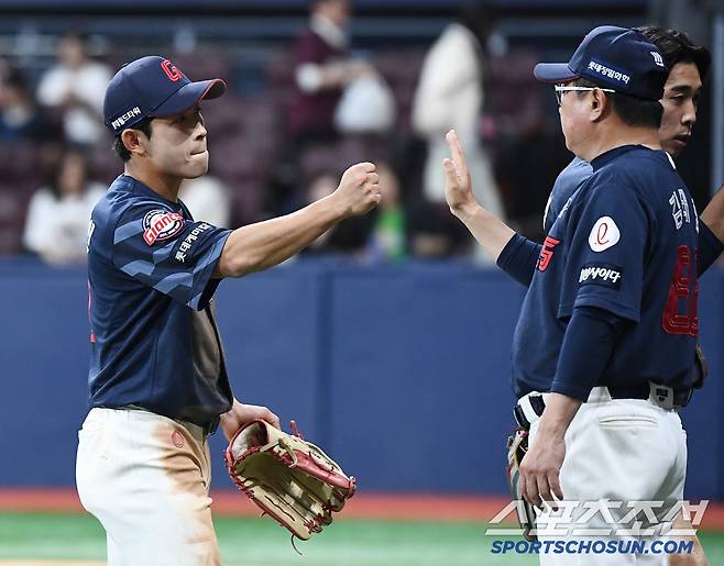 1일 서울 고척스카이돔에서 열린 롯데-키움전. 5대0으로 승리하며 3연승을 달린 롯데 김태형 감독이 황성빈과 주먹을 맞대고 있다. 고척=정재근 기자 cjg@sportschosun.com/2025.5.1/