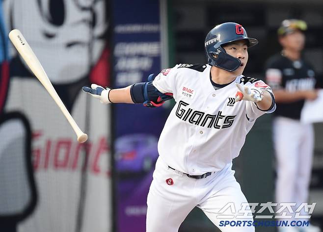 27일 부산 사직구장에서 열린 롯데와 KT의 경기. 2회말 롯데 박찬형이 KT 고영표를 상대로 솔로홈런을 날렸다. 타구를 바라보는 박찬형. 부산=송정헌 기자songs@sportschosun.com