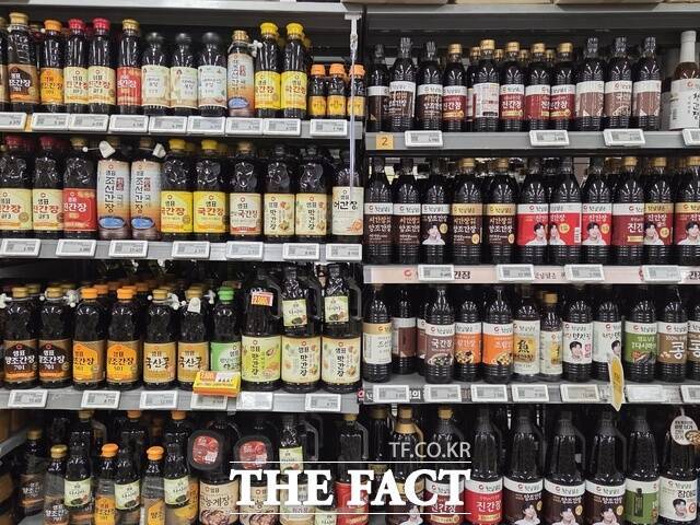 국내 시장에서 판매되는 간장은 크게 국간장, 양조간장, 혼합간장으로 분류된다. 4일 서울시 한 대형마트 조미료 매대에 간장 제품들이 진열돼 있다. /우지수 기자