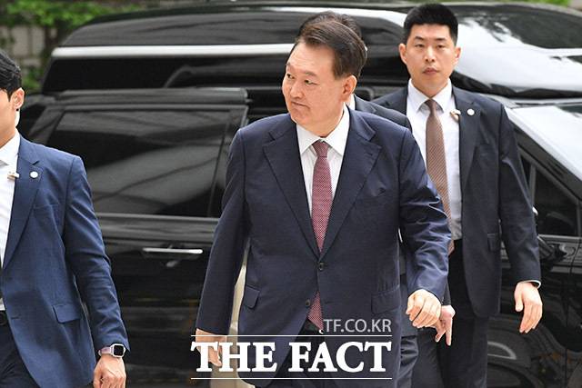 윤석열 전 대통령이 3일 서울 서초구 서울중앙지방법원에서 열린 내란 우두머리 혐의·직권남용 권리행사 방해 혐의 사건 9차 공판에 출석하며 지지자들을 향해 미소를 보이고 있다. 2025.07.03 사진공동취재단