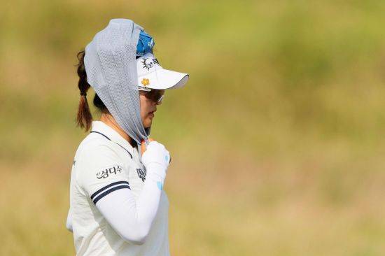 폭염 속에서 라운드를 할 때는 얼음 주머니와 얼음 타월을 이용해 체온을 조절한다. AFP연합뉴스