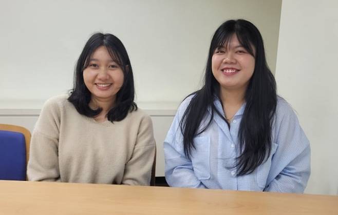 1학기 ‘방송 스피치’ 수업에서 A+ 학점을 받은 미얀마 출신 스웨트라피(왼쪽), 낭솜자잉 학생. /강성곤 제공
