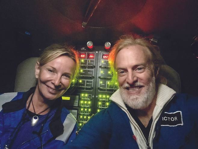 저자(왼쪽)는 2021년 1월 잠수정 ‘리미팅 팩터호’를 타고 탐험가 빅터 베스코보와 함께 하와이 제도의 로이히 해저화산으로 향했다. 까치 제공