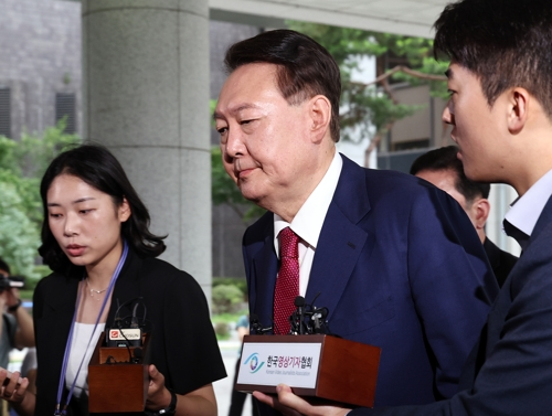 특검 두 번째 공개 출석한 尹…무표정·무응답 속 조사실 직행