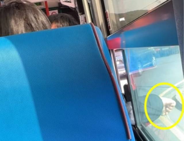 중국인으로 추정되는 여성 관광객이 버스 창밖으로 담배를 버리는 모습.<서경덕 교수 제공>