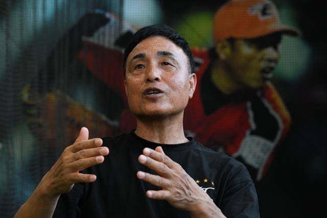 송진우 전 한화 투수가 지난달 19일 충북 청주 송진우센트레 야구아카데미에서 인터뷰를 하고 있다. 독수리 군단의 레전드 출신인 송진우는 한화(전신 빙그레 포함)에서만 21시즌을 뛰며 프로야구 역대 최다승(210승)과 최다 이닝(3,003이닝) 기록을 보유했다. 청주=남동균 인턴기자