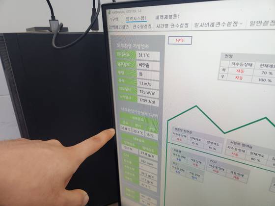 경북 상주시 사벌국면에 조성된 상주 스마트팜 혁신밸리 내 환경제어실에서 교육생 강태영씨가 모니터에 표시된 각종 환경 관련 수치를 손으로 가리키고 있다. 김정석 기자