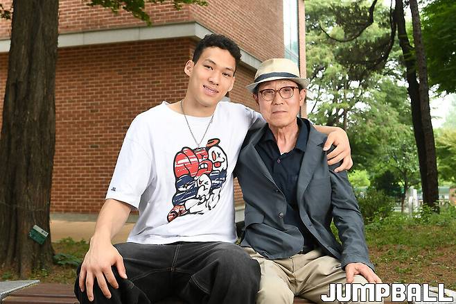 ▲다정하게 포즈를 취하고 있는 에디다니엘(좌)과 외할아버지 성열진 씨(우)