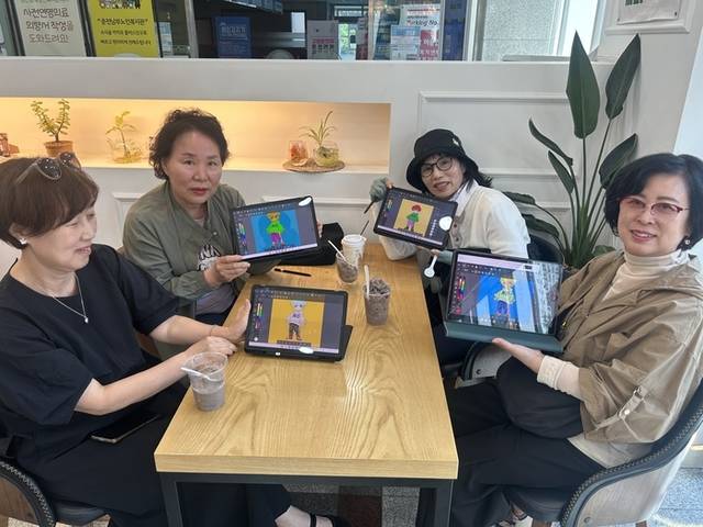 ▲ 춘천남부노인복지관(관장 김소영)이 운영하는 세대 통합 웹툰 제작 프로그램 ‘신(新)니어(near)툰’이 스토리 구상과 그림 연습 단계를 마치고 본격적인 웹툰 제작에 돌입했다.
