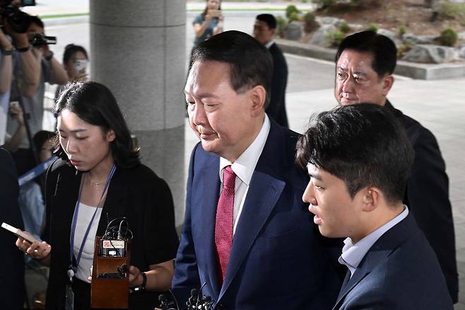 윤석열 전 대통령이 5일 조은석 특검팀 사무실이 마련된 서초구 서울고등검찰청에 도착해 취재진의 질문에 답하지 않고 있다. 뉴시스