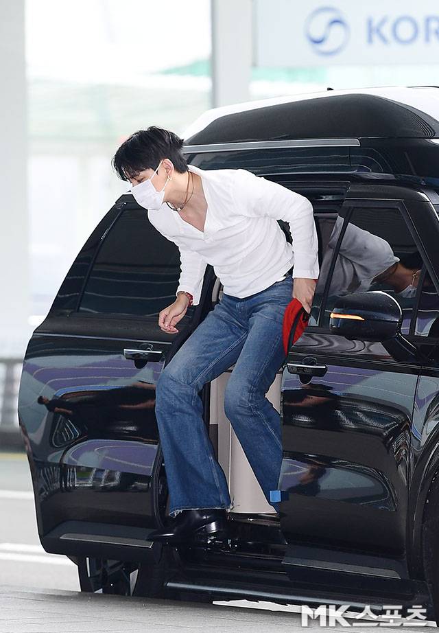 방탄소년단(BTS) 뷔가 인천국제공항에 등장했다. 사진=김영구 기자