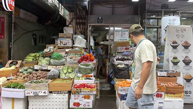 3일 오전 10시께 서울 중구 남대문시장 식자재 가게 앞을 사람이 지나가고 있다. 박연수 기자