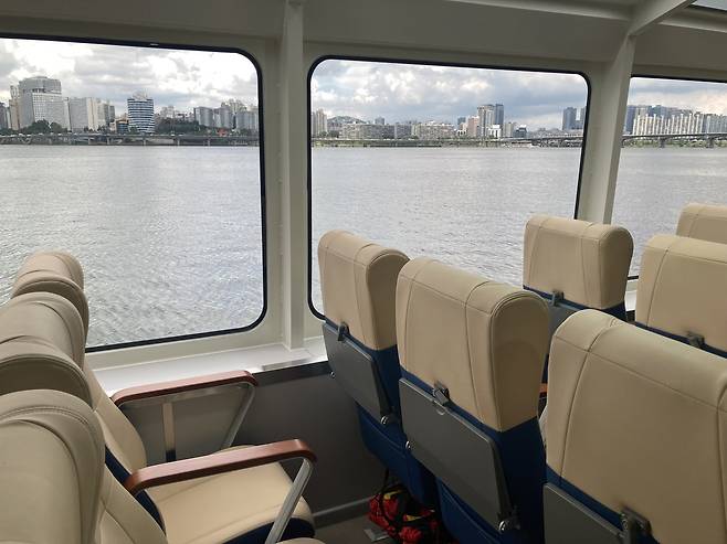 한강버스 내부는 큰 통창으로 구성돼 한강의 경치를 잘 볼 수 있다. 손인규 기자