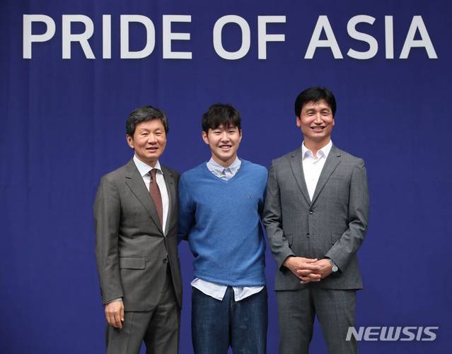 【서울=뉴시스】 고범준 기자 = 정몽규 대한축구협회 회장과 정정용 U-20 대표팀 감독이 1일 오전 서울 중구 웨스틴조선호텔에서 열린 FIFA U-20 월드컵 준우승 기념 격려금 전달식에서 대표팀 이강인에게 격려금을 전달하고 기념촬영을 하고 있다. 2019.07.01. bjko@newsis.com