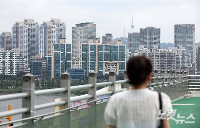 서울 아파트값이 22주 연속 상승했으나 지난달 정부의 고강도 대출 규제 발표 직후 서울의 아파트 매매가격 상승폭이 다소 둔화한 것으로 나타났다. 3일 한국부동산원이 발표한 6월 다섯째 주(6월 30일 기준) 주간 아파트 가격 동향에 따르면 서울 아파트 매매가격은 전주 0.43%에서 0.40%로 상승폭이 소폭 축소됐다. 황진환 기자