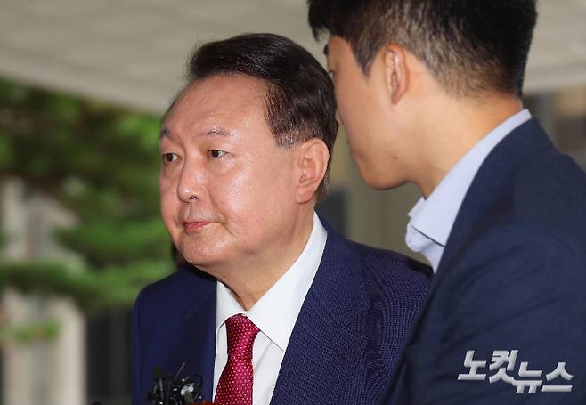윤석열 전 대통령이 5일 오전 서울 서초구 서울고검 청사에 마련된 내란특검에 2차 소환 조사에 출석하고 있다. 당초 윤 전 대통령은 특검팀이 오전 9시까지 출석해달라고 통보하자, 오전 10시에 출석하겠다며 조율을 시도했다가 거부됐다. 박종민 기자