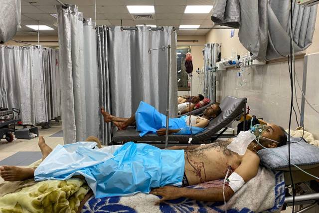 ▲4일(현지시간) 가자지구 남부 칸유니스 나세르 병원에서 최근 공습으로 다친 팔레스타인인들이 치료 받고 있다. ⓒAFP=연합뉴스