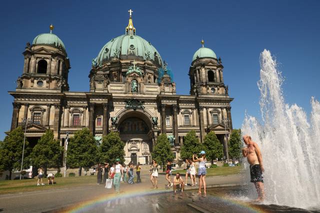 폭염이 기승을 부리는 독일, 베를린 대성당 앞 분수대에서 사람들이 더위를 식히고 있다. 로이터연합뉴스
