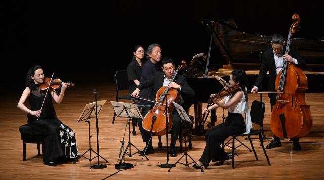 정명훈(피아노)과 클라라 주미 강(바이올린), 박경민(비올라), 송영훈(첼로), 성민제(더블베이스)가 3일 서울 서초구 예술의전당에서 열린 서울경제신문 창간 65주년 기념 ‘정명훈과 비르투오지’ 공연에서 슈베르트의 피아노 5중주 A장조 ‘송어’를 연주하고 있다. 오승현 기자