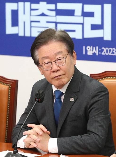 ‘이자 부담 완화’와 ‘신용 회복 지원’을 앞세운 이재명 정부의 금융 기조가 하반기부터 본격화할 전망이다. 사진은 2023년 4월 5일 서울 여의도 국회에서 열린 ‘대출금리 부담완화 입법 간담회’에 참석한 이재명 당시 더불어민주당 대표. 뉴스1