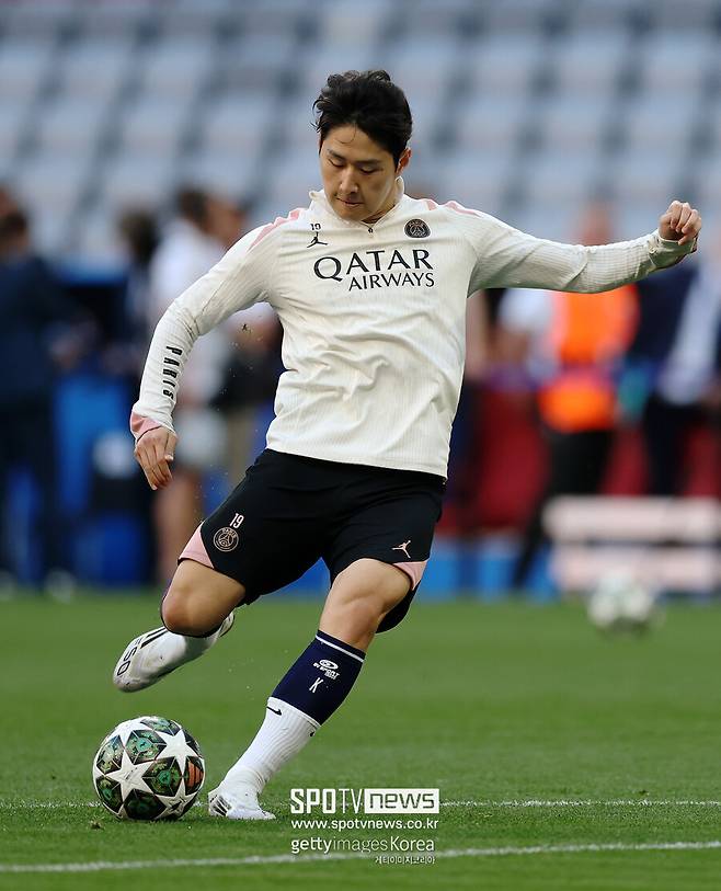 ▲ 2025 국제축구연맹 클럽 월드컵 조별리그에서 피치를 밟을 때마다 준수한 경기력을 뽐내 파리 생제르맹의 16강행에 일조한 이강인의 올여름 차기 거취 양상이 '양자대결'로 좁혀지는 분위기다. 크리스탈 팰리스(잉글랜드)와 SSC 나폴리(이탈리아)가 팽팽한 신경전을 벌이고 있다.