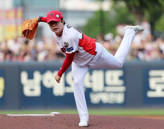 ▲ 양현종은 팀 선발 투수들이 휴식 혹은 부진으로 자리를 비운 상황에서도 묵묵히 자신의 자리를 지켰다 ⓒ연합뉴스