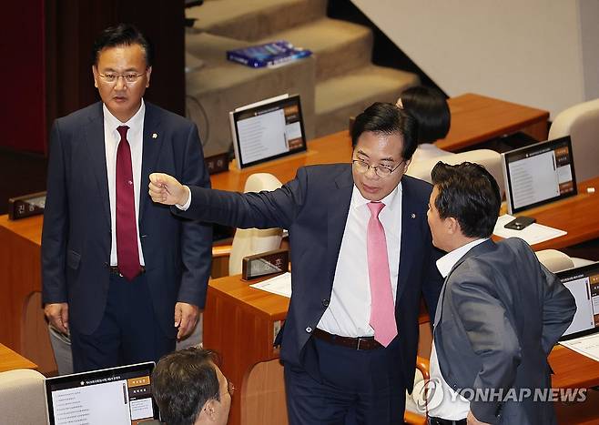 의원들과 이야기하는 송언석 (서울=연합뉴스) 박동주 기자 = 전날 국회 본회의장에서 국민의힘 송언석 비상대책위원장 겸 원내대표가 우원식 국회의장과 본회의 개의 지연 관련 이야기를 나눈 뒤 자리로 향하며 의원들과 대화하고 있다. 2025.7.4 pdj6635@yna.co.kr