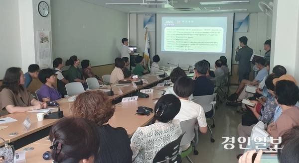 ‘지하철8호선 판교연장’ 예비타당성조사 재신청과 관련한 설명회에 참석한 주민들이 성남시 관계자의 설명을 경청하고 있다. 2025.7.4 성남/김순기기자 ksg2011@kyeongin.com