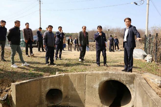 하은호 군포시장(맨 오른쪽)이 이동시장실을 통해 현장 안전점검을 실시하고 있다. 사진=군포시청