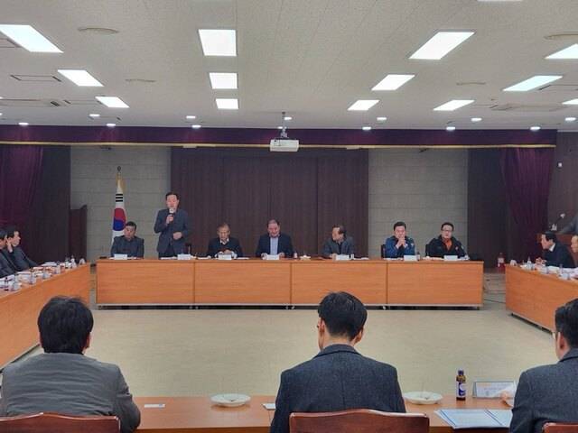 손대기 경주시 기업투자지원과장이 기업지원에 관한 제도를 설명하고 있다. 경주시 제공