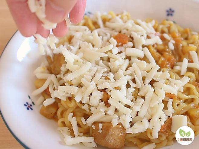 치즈를 올리는 모습