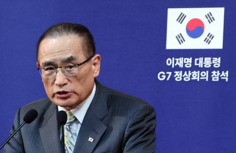 위성락 국가안보실장이 지난달 17일(현지 시간) 캘거리 한 호텔에 차려진 프레스센터 내 중앙기자실에서 이재명 대통령의 주요 7개국(G7) 정상회의 순방 관련 브리핑을 하고 있다.(사진=뉴시스)