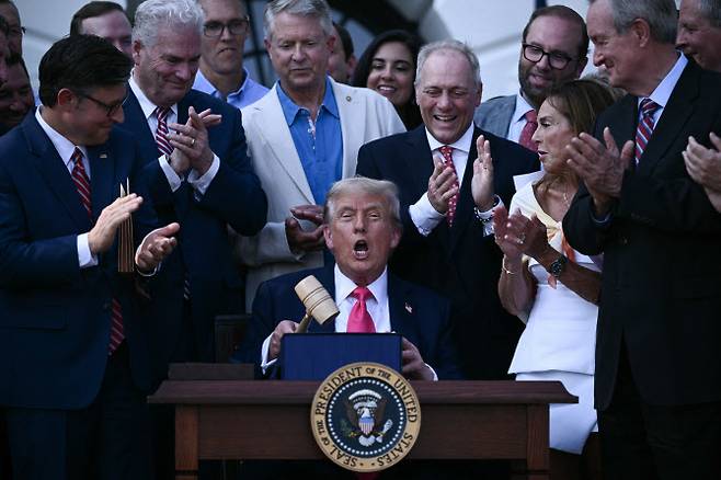 도널드 트럼프 미국 대통령이 4일(현지시간) 워싱턴D.C 백악관에서 ‘크고 아름다운 법안’에 서명한 뒤 의사봉을 들고 있다. (사진=AFP)