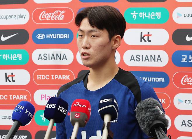 2025년 동아시아축구연맹(EAFF) E-1 챔피언십(동아시안컵)을 앞둔 축구 국가대표팀 강상윤이 4일 경기도 성남시 중원구 성남종합운동장에서 훈련에 앞서 취재진 질문에 답하고 있다. 2025.7.4