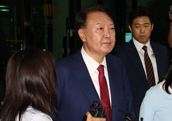 윤석열 전 대통령이 5일 내란 특검 2차 조사를 마치고 조은석 특별검사팀 사무실이 있는 서울 서초구 서울고검을 나서고 있다. 〈사진=연합뉴스〉